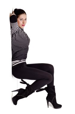 güzel genç kadın yarım oturma duvara yaslanmış durumda