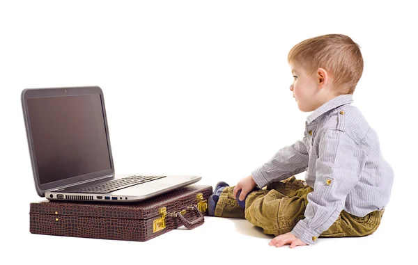 Schattige jongen kijken laptop scherm — Stockfoto