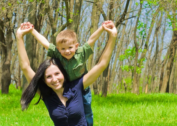 Jonge moeder en schattig zoon plezier buitenshuis — Stockfoto