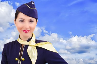 arka plan gökyüzü üzerinde güzel gülümseyen hostes