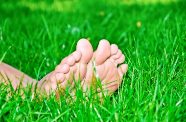 Yeşil çimlerde kadın ayakları