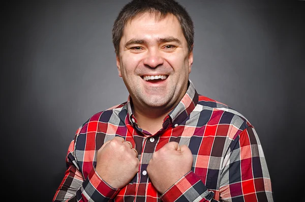 Retrato de un joven exitoso riendo —  Fotos de Stock