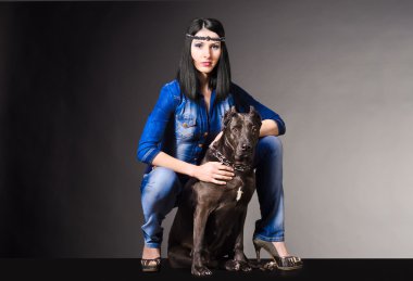 pitbull oturan kot pantolon giysili güzel kadın