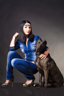 güzel bir genç kadın köpek oturan kot elbise