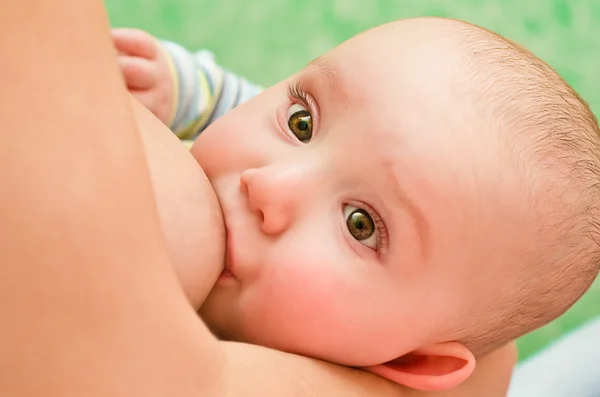 Mother breastfeeding her baby with breast milk — Stock Photo, Image