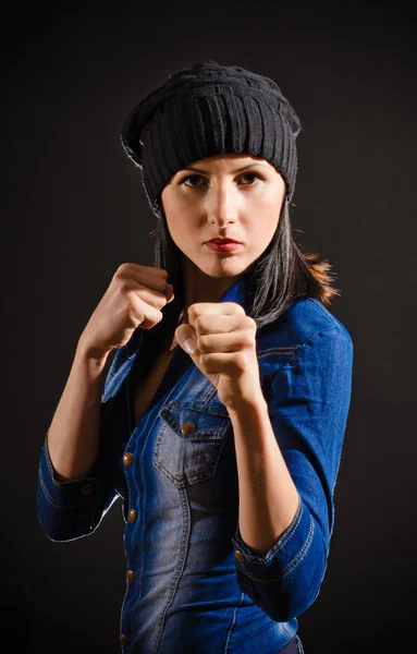 Mujer joven lista para luchar . —  Fotos de Stock