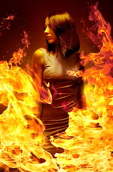 Retrato bela jovem está em chamas fogo — Fotografia de Stock