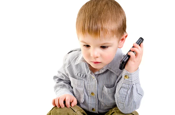 Prachtige kleine jongen praten over de telefoon — Stockfoto