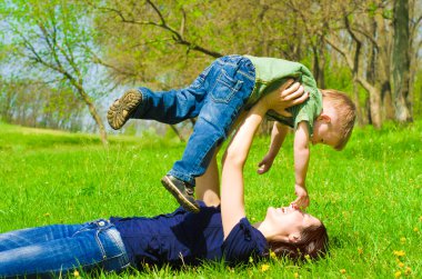 genç anne ile oğlu dışarıda eğleniyor