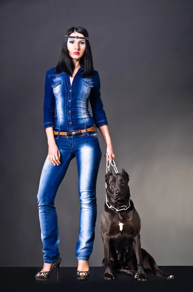 Vrouw en hond — Stockfoto