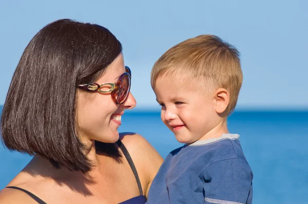 Retrato de una madre y un hijo sonrientes mirándose — Foto de Stock