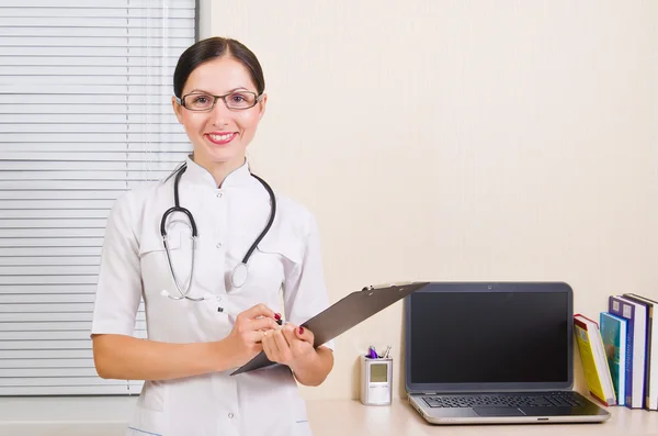 Portret van een glimlachende mooie jonge dokter — Stockfoto