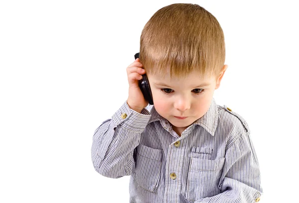 Vacker liten unge talar i en mobiltelefon — Stockfoto