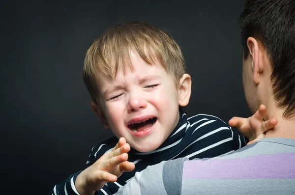 Muotokuva itkevästä lapsesta — kuvapankkivalokuva