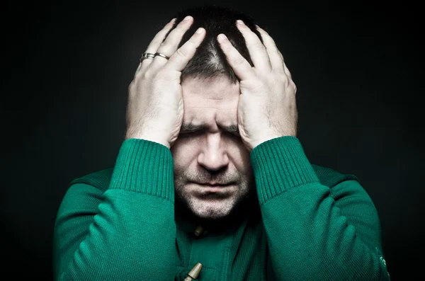 kafa tutan bir adam portresi