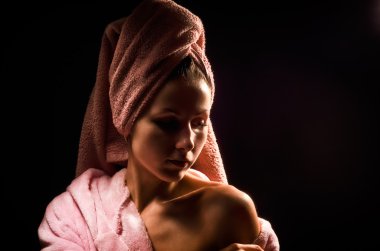 bornoz havlu üzerinde kafa ile güzel genç kadın