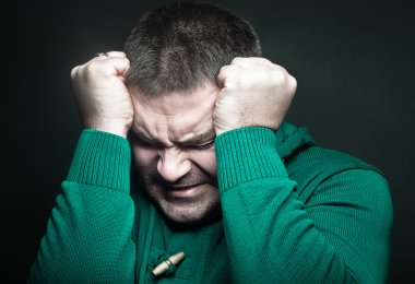 kafa tutan umutsuzluk içinde bir adam portresi