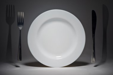 tabak ve çatal bıçak havada asılı