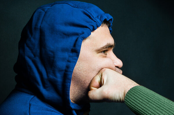 Портрет человека, шокированного в лицо в кулачной схватке
