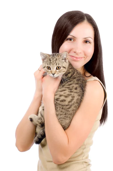 Vackra leende kvinna med en kattunge i hennes armar scottish straight — Stockfoto