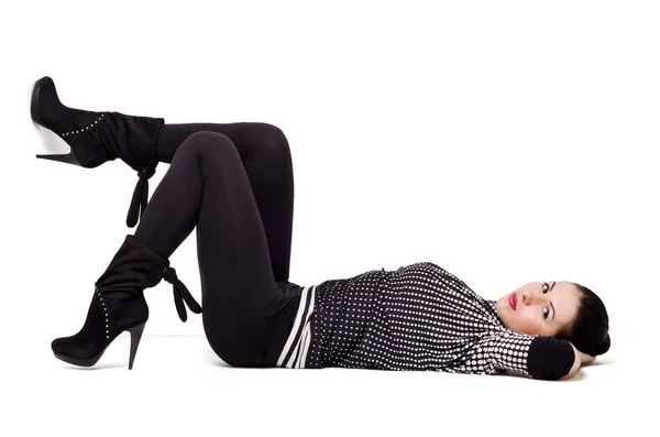 Mooie jonge vrouw op de vloer liggen — Stockfoto