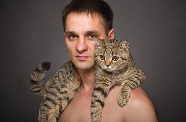 bir kedi olan genç bir adam portresi