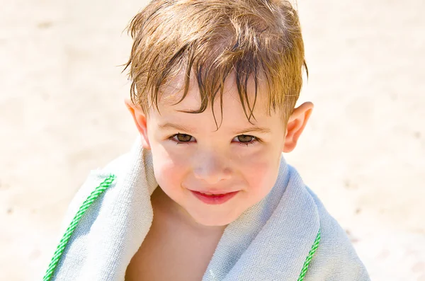 Porträtt av en söt pojke på stranden — Stockfoto