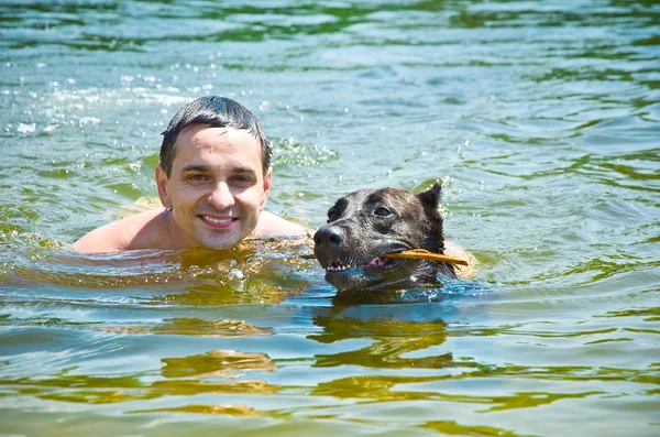 Hombre y perro flotando — Foto de Stock