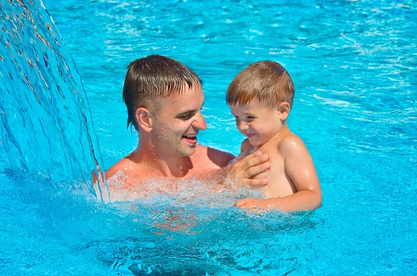 Pai e filho se divertindo na piscina — Fotografia de Stock