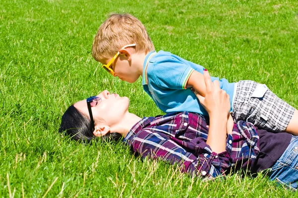 Bacio madre con figlio — Foto Stock