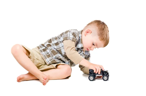 Menino bonito jogando carro de brinquedo — Fotografia de Stock
