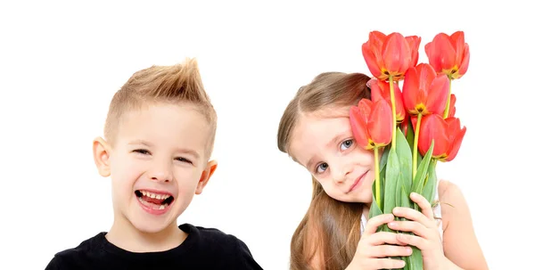 Portrét Usmívajícího Chlapce Roztomilé Dívky Tulipány Izolované Bílém Pozadí — Stock fotografie