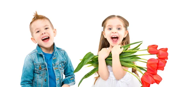 Portrét Smějícího Chlapce Šťastné Dívky Kyticí Tulipánů Rukou Izolovaných Bílém — Stock fotografie