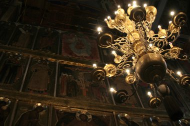 katedral içinde avize