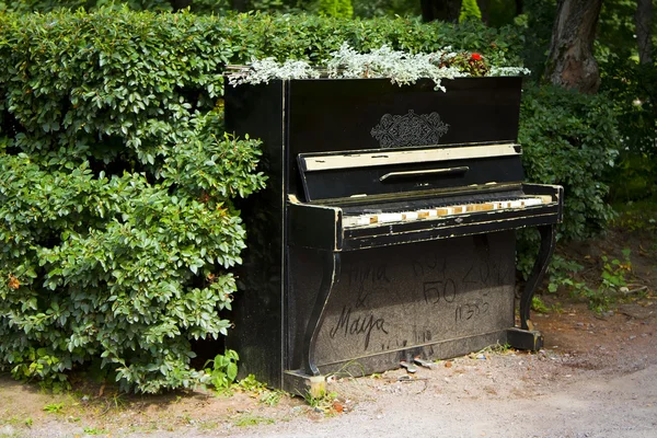 Klavier im Gebüsch — Stockfoto
