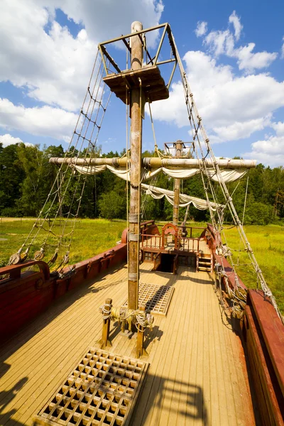 Drewniany statek w lesie — Zdjęcie stockowe