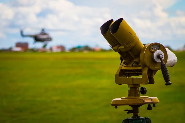 Den gamla fält-glaset i airfield — Stockfoto