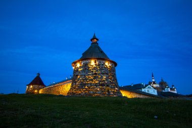 Monastero di Solovki durante la notte