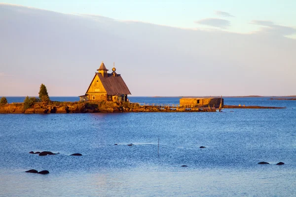 Kem, Karelia, church on the bank of the White Sea — Stock Photo, Image