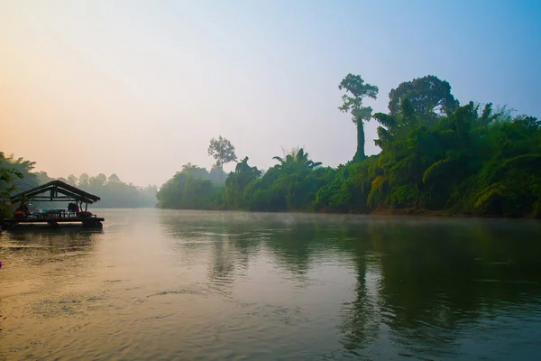 Río Kvay al amanecer, Tailandia — Foto de Stock