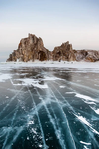 贝加尔湖结冰 奥尔康岛 沙门岩 伯坎海角 冰天雪地在冬天旅行 贝加尔湖 地球上最深的湖泊 — 图库照片