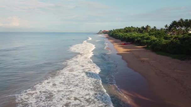 Havskusten Gryningen Blått Vatten Vågor Och Vacker Strand Vila Paradiset — Stockvideo