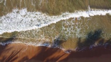 Kamera, ufuktaki okyanus manzarasından yükselir. Hava 4k