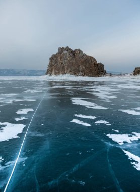 Baykal donmuş gölü, Olkhon Adası Şaman Kayası, Burkhan Burnu. Temiz buz ve kar. Kışın yolculuk. Baykal - gezegendeki en derin göl.