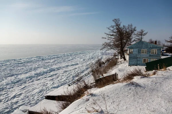 俄罗斯西伯利亚Listvyanka冬季的贝加尔湖和海岸附近的大块冰 — 图库照片