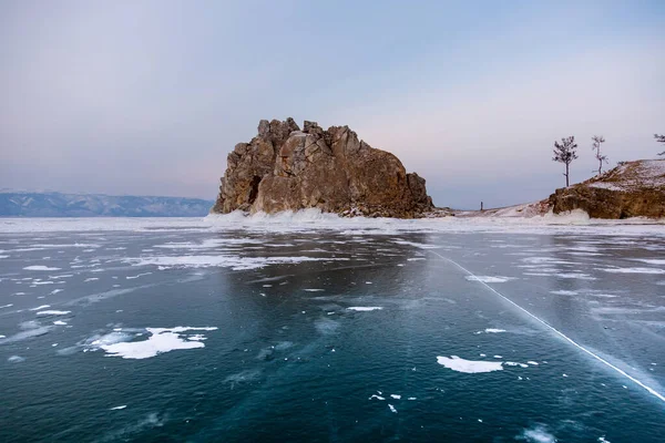 贝加尔湖结冰 奥尔康岛 沙门岩 伯坎海角 冰天雪地在冬天旅行 贝加尔湖 地球上最深的湖泊 — 图库照片