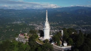 Çok sıra dışı bir tapınak. Sarmal merdivenli kule. Ambuluwawa Biyolojik Çeşitlilik Kompleksi - Sri Lanka 'nın ana ilgi alanları. Hava 4K