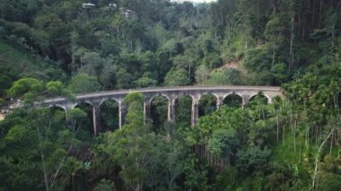 Ünlü Dokuz Kemer Köprüsü 'nün hava görüntüsü, Ella, Sri Lanka.
