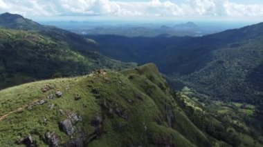 Dağların ve yaz vadilerinin üzerinden uçarak doğa ve seyahat. Peyzaj, 4K
