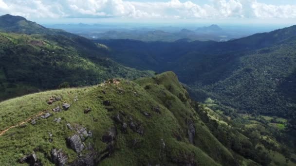 Dağların Yaz Vadilerinin Üzerinden Uçarak Doğa Seyahat Peyzaj — Stok video